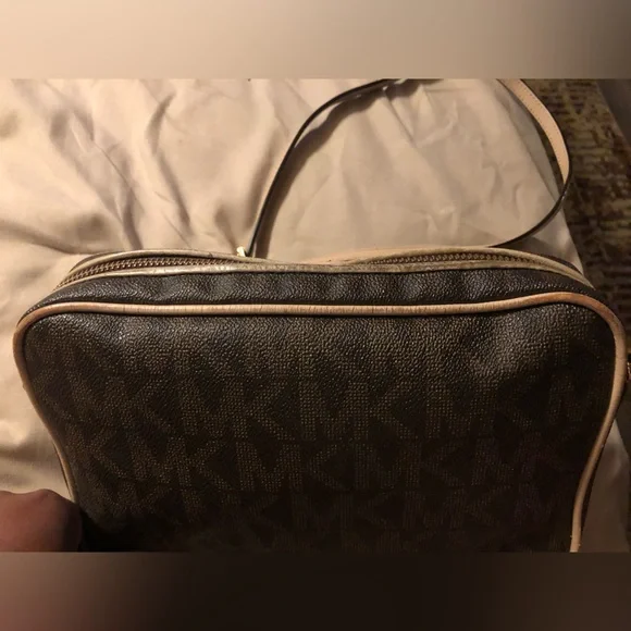 Michael Kors signature leather crossbody - Picture 4 of 6